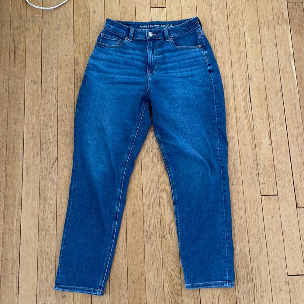 American eagle size 4 dark wash stretch mom jeans in EUC 28” inseam regular